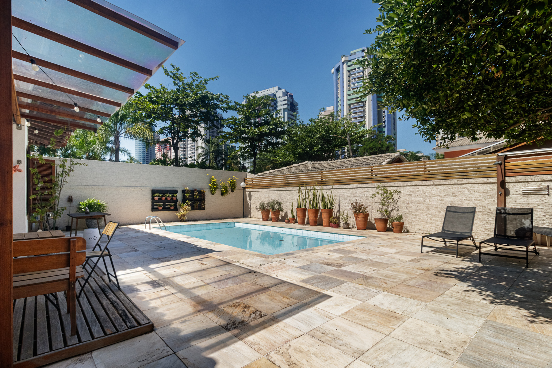 Piscina e área externa